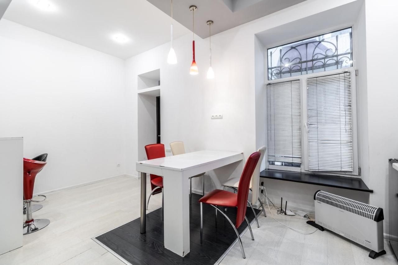 Black And Red Squares Apartment Lviv Exterior photo