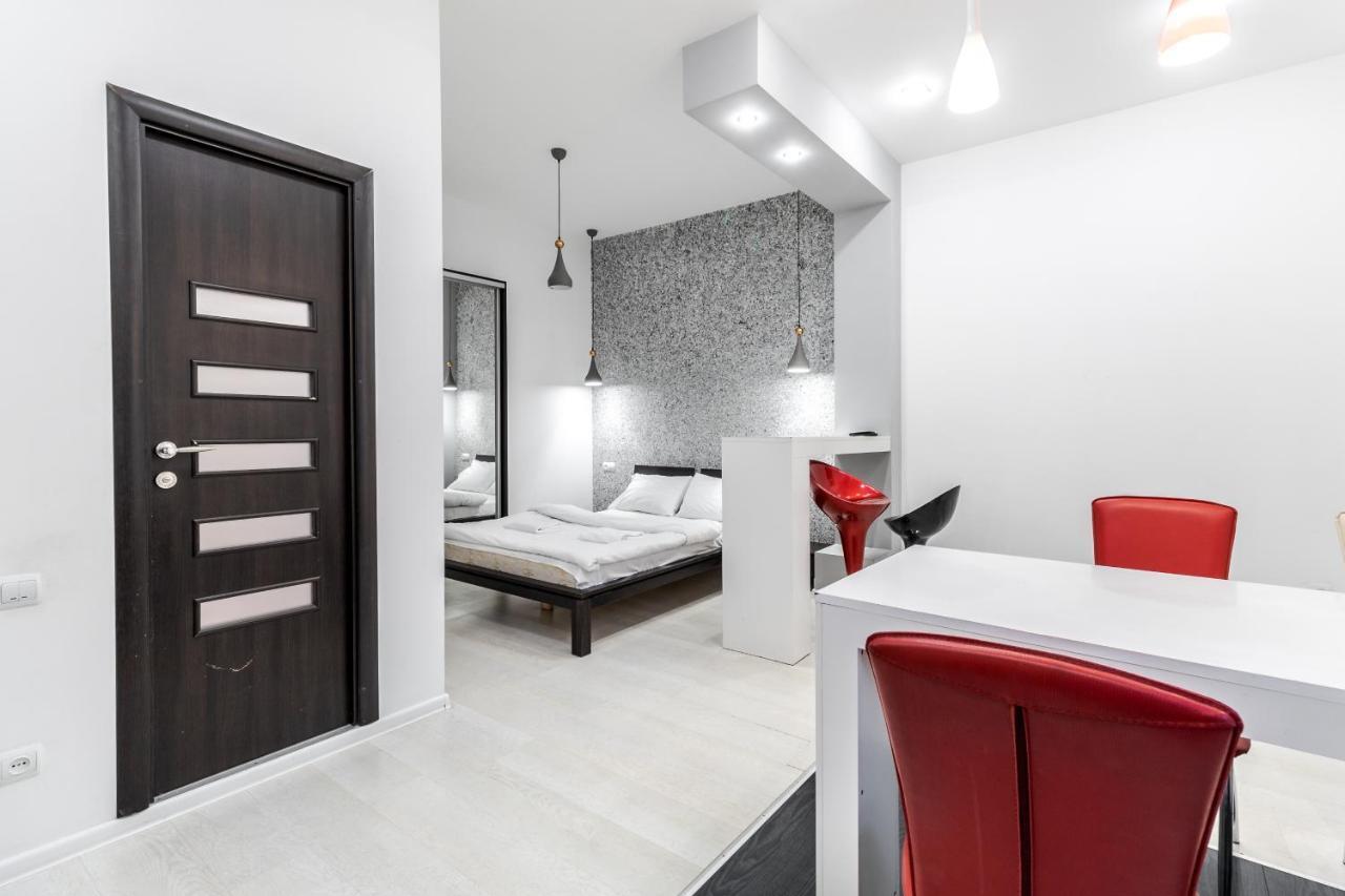 Black And Red Squares Apartment Lviv Exterior photo