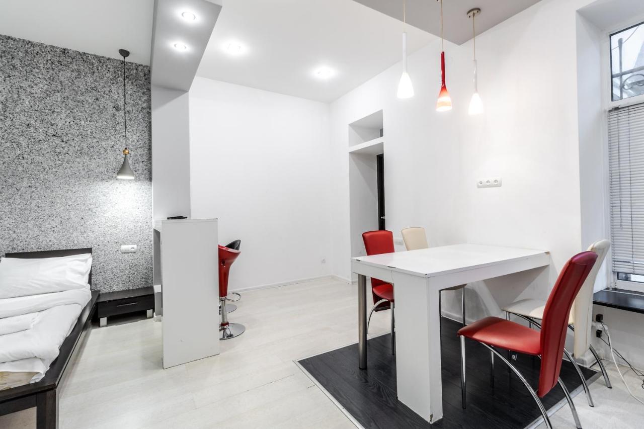 Black And Red Squares Apartment Lviv Exterior photo