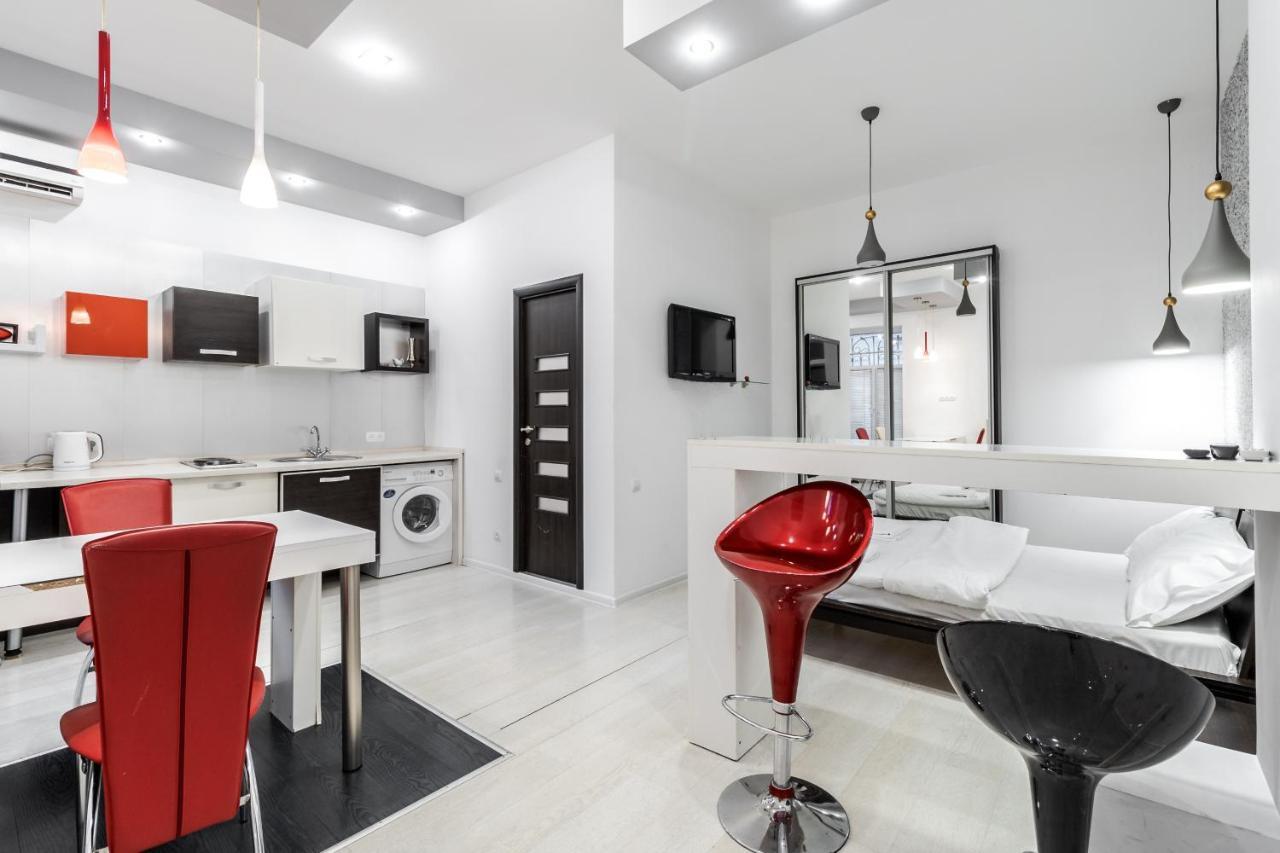 Black And Red Squares Apartment Lviv Exterior photo