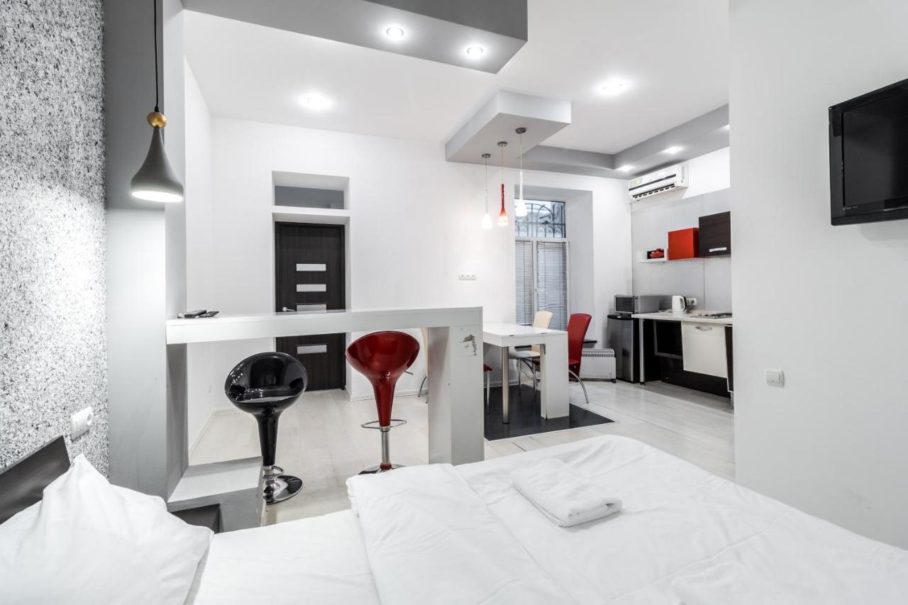 Black And Red Squares Apartment Lviv Exterior photo