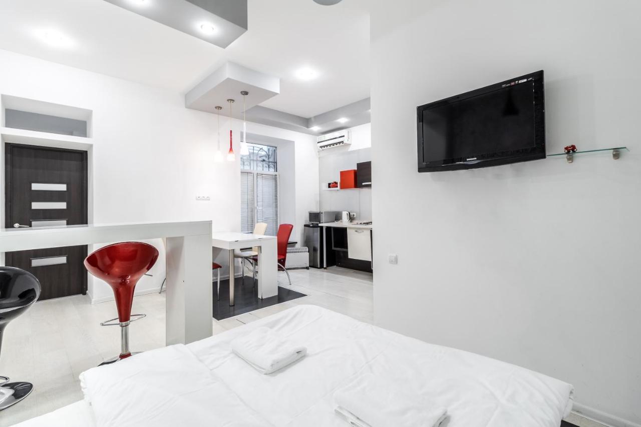 Black And Red Squares Apartment Lviv Exterior photo